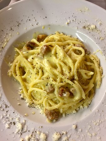 Roscioli signature dishes Spaghettone alla Carbonara
Burrata with Sun-dried Tomatoes
Amatriciana